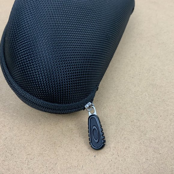 OAKLEY Zippered Sunglass Case - Picture 7 of 15